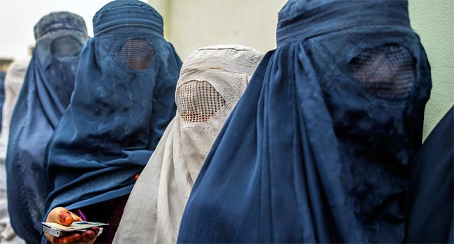 Taliban, üniversite için Dubai'ye giden 100 kadının uçağa binmesini engelledi