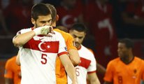 6 gol yiyen Türkiye’yi taraftarlar sahada yalnız bıraktı