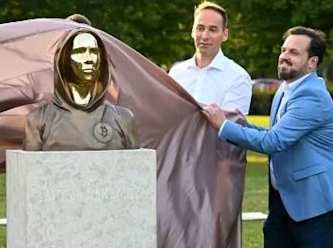 Bitcoin'in mucidi Satoshi Nakamotu'nun heykeli dikildi