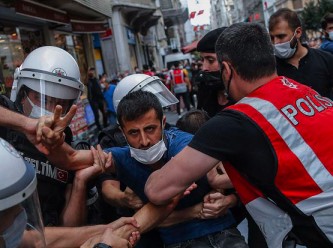 'Barınamıyoruz' diyen öğrencilere şiddet