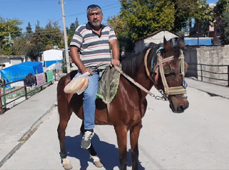Akaryakıta zam gelince arabasını satıp at aldı