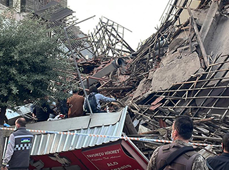Malatya'da hasarlı binanın çöken duvarının altında kalan kişi öldü
