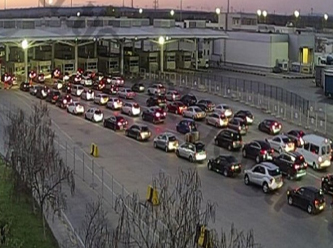 Türkiye'nin parası pul oldu, alışverişe gelen Bulgarlar dönüşte kuyruk oluşturdu