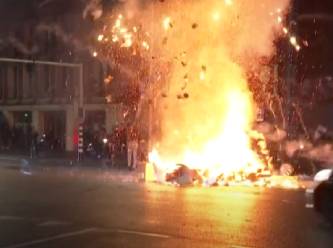 Hollanda'da Covid-19 protestocuları polisle çatıştı