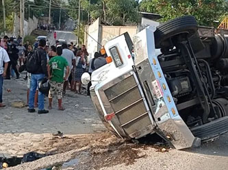 Göçmenleri taşıyan TIR devrildi: 54 ölü, onlarca yaralı