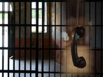 Mahkeme, tutuklu eşleri telefonla görüştürmeyen 'devleti' suçlu buldu