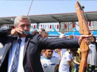 Millet aç, o milyonları okçuluk tesisine gömdü