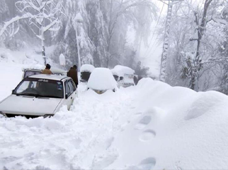 Pakistan'da facia: Yoğun karda araçlarında mahsur kalan 23 kişi donarak öldü