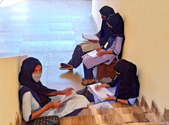 Hindistan’da başörtülü öğrencilerin derslere katılmasına izin verilmedi
