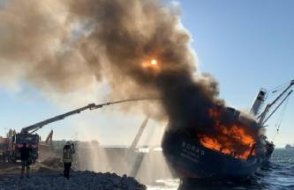 İstanbul'da karaya oturan gemide yangın çıktı