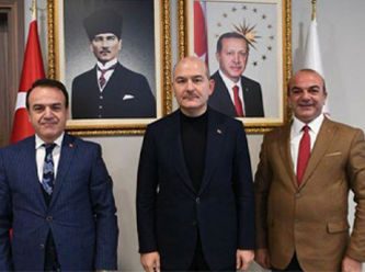 Soylu bu sefer mahkemenin 'rüşvetçi' dediği AKP'li başkanlarla poz verdi
