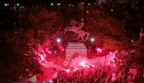 Samsun'da halk saldırıya uğrayan Atatürk heykelinin önünde nöbet tutuyor