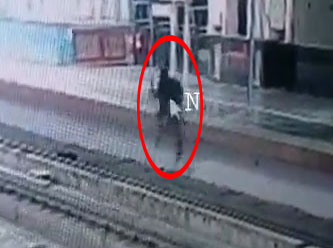 Telefonuyla ilgilenirken rayların üzerine düştü