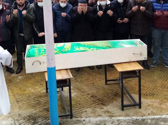 İhraç öğretmenin tabutu musalla taşı yerine sıraya kondu!