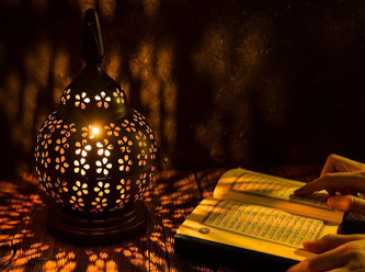 Kararan Dünyaya Rağmen Apak Bir Ay