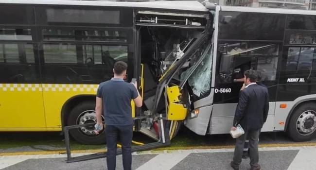 Beylikdüzü'nde iki metrobüs çarpıştı! Yaralılar var