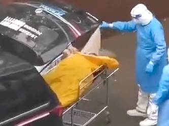 Yaşlı adamı, ölmeden ceset torbasına koydular