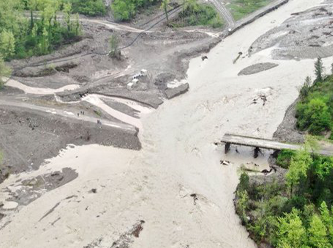 Sel Kastamonu'da 14 köyü bağlayan köprüyü yıktı