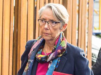 Fransa’da 30 yıl sonra bir kadın, başbakanlık koltuğuna oturdu