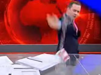 Kameraya bardak fırlatan Tepeli yayını bakın nasıl açtı