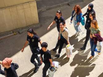 Diyarbakır’da gözaltına alınan 16 gazeteci tutuklandı