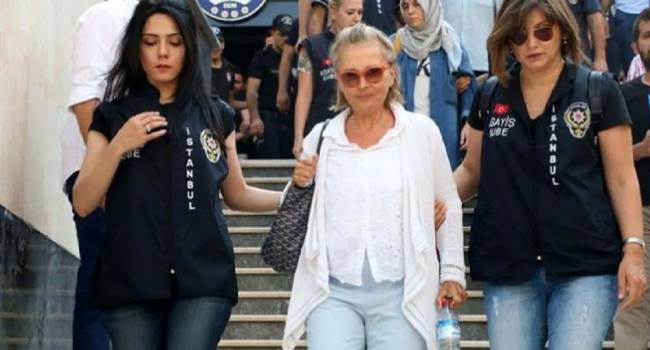 79 yaşındaki gazeteci Nazlı Ilıcak yeniden cezaevine girdi