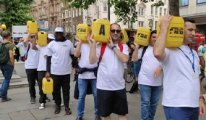 Time to Help gönüllüleri, Londra caddelerinde su bidonlarıyla yürüdü