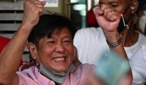 Eski diktatörün oğlu Marcos yemin ederek devlet başkanlığı koltuğuna oturdu