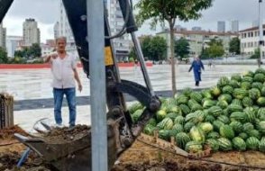 Ucuz karpuz tezgahına AKP’li belediye kepçeyle müdahale(!) etti