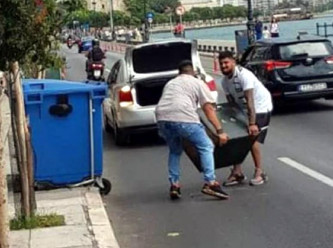 Şaşkın hırsızlar, çaldıkları kasayı yola düşürdü!