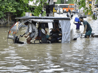 Pakistan'ı muson yağmurları vurdu, can kaybı bine yaklaştı