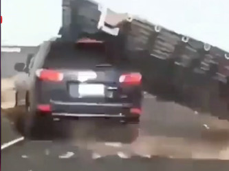 Otobanda görünmez kaza: Tabela aracın üzerine düştü