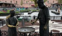 Eminönü'nde simitçi heykeli'ndeki simitleri çaldılar