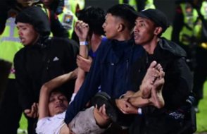 Futbolda facia: Polis biber gazı kullandı, 174 kişi ezilerek can verdi