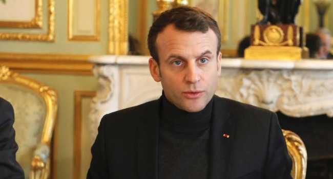 Macron, giydiği boğazlı kazakla bakın ne mesaj vermek istemiş