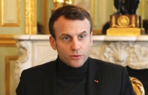 Macron, giydiği boğazlı kazakla bakın ne mesaj vermek istemiş