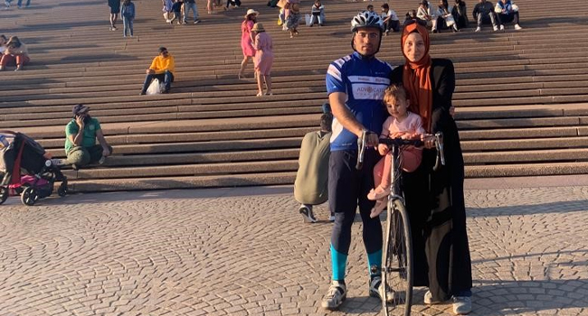 Mağdur mülteciler için 9 günde 1038 km bisiklet sürdü, 1 buçuk yaşındaki kızı eşlik etti