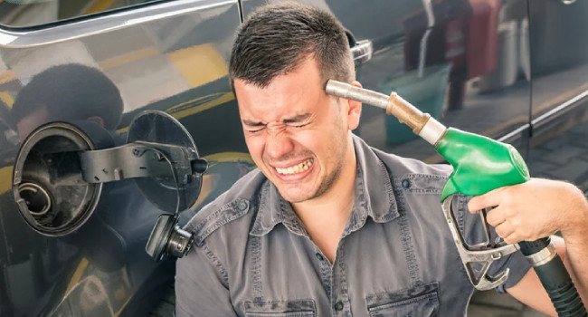 Tarihte böylesi görülmedi! Ertelenen akaryakıt zammı bu gece katlanarak geliyor