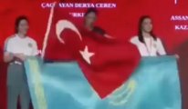 Türk ve Kazak sporcular arasında 'bayrak' gerilimi