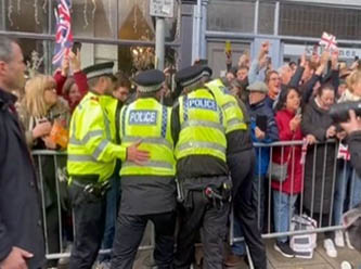 Kral III. Charles’a yumurtalı saldırı: Saldırgan gözaltına alındı