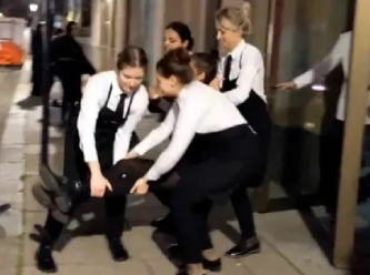 İngiltere'de çevreci grup Nusret'in restoranını bastı