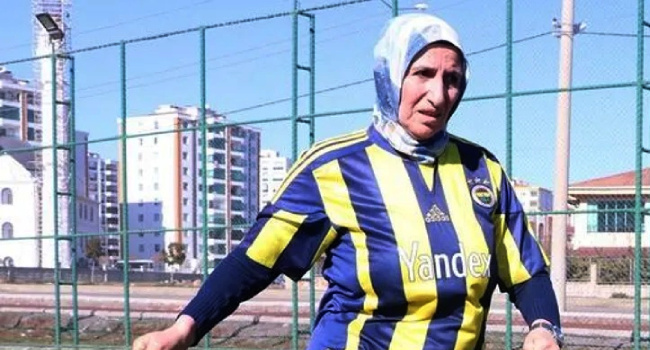 Azize Ana, 48 yaşında profesyonel futbolcu oldu