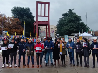 Kırık Sandalye önünde "Herkes İçin İnsan Hakları" dediler...