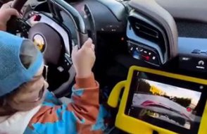 AKP'li Kenan Sofuoğlu 3 yaşındaki çocuğuna villada Ferrari kullandırdı