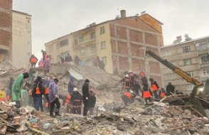 Kurtarma çalışması yapan ekipler ikinci depremde enkazın altında kaldı