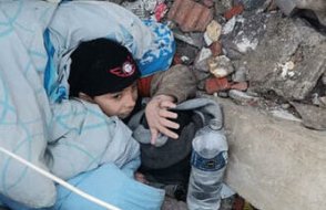 Ekip yok, vatandaşlar çıkaramadı: Enkaz altına sıkışan çocuk, dünden beri kurtarılmayı bekliyor