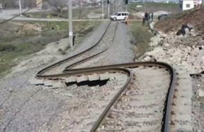 Depremin tren yoluna verdiği zarar görüntülendi