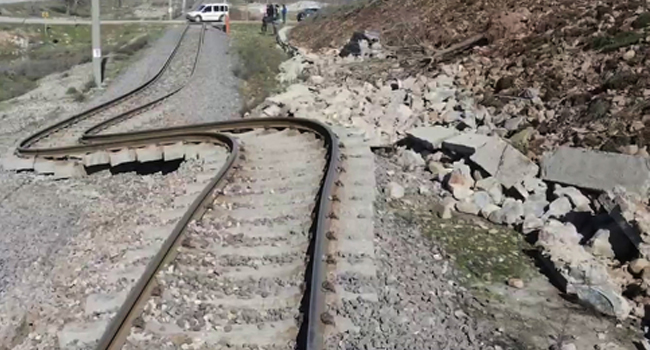 Depremin tren yoluna verdiği zarar görüntülendi