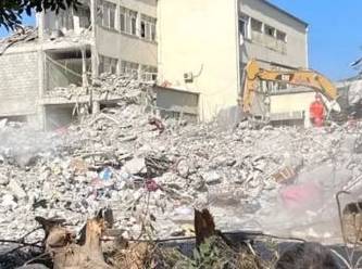 Tedavi için geldikleri Devlet Hastanesnde enkaz altında kalıp öldüler