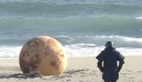 Japonya'da sahile vuran gizemli dev küre Godzilla yumurtası mı casus balon mu?